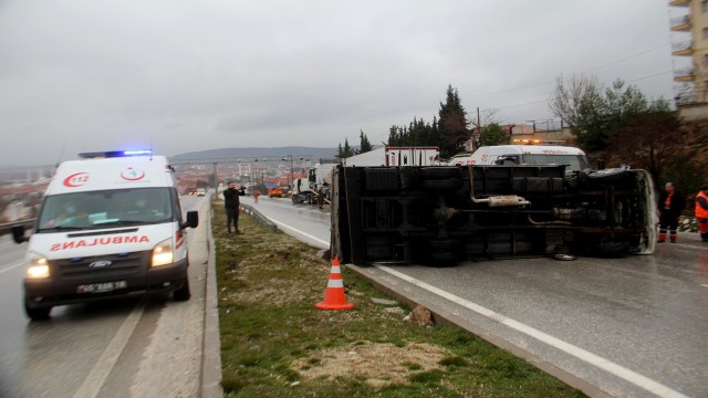 Tır kurtarma çalışması yapılan kaza noktasında faciadan dönüldü