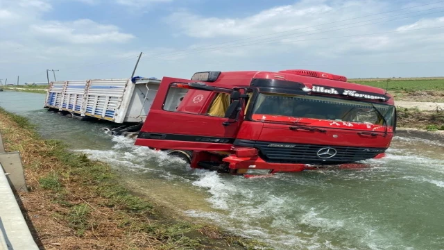 Tır sulama kanalına düştü