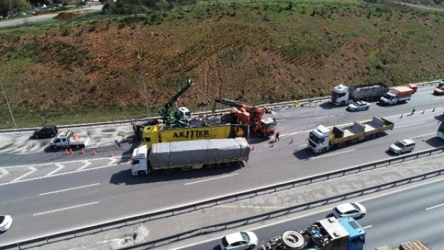 TIR’dan düşen CNC makinesi TEM’i felç etti