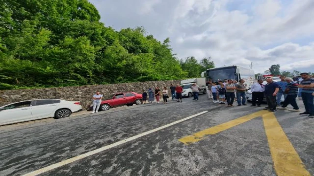 TIR’dan düşen trafo trafiği durdurdu