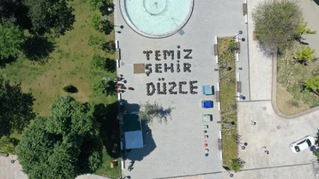 Topladıkları çöplerle ’Temiz Şehir Düzce’ yazarak mesaj verdiler