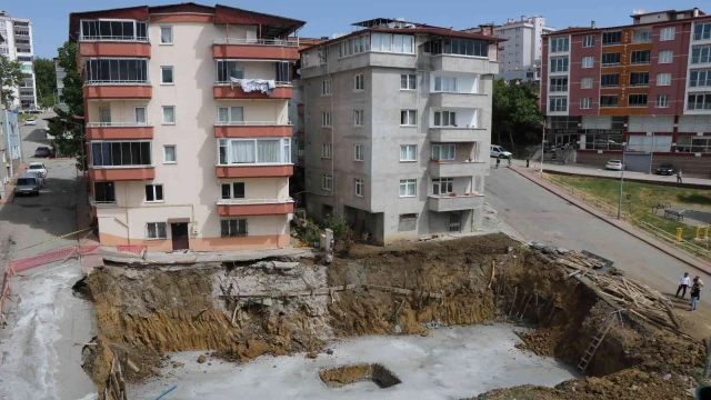 Toprak kayması sonucu tahliye edilen 2 bina sakinlerinin tedirgin bekleyişi