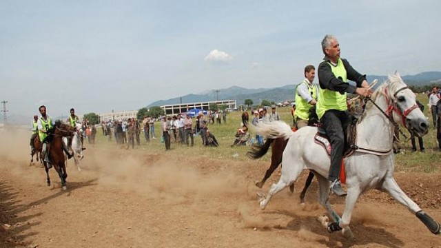 Torbalı’da son olarak 2015 yılında yapılan Rahvan At Yarışları, 7 yıl aradan sonra yeniden ilçede yapılacak