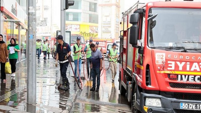 Toz Taşınımının Ardından Yollar ve Yaya Kaldırımları Yıkanarak Temizlendi