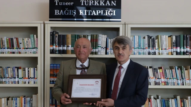 Tuncer Türkkan DPÜ’ye 864 kitap bağışladı