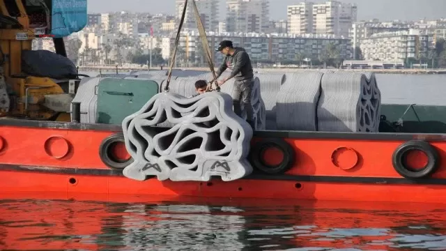 Türkiye’de bir ilk: 3D yazıcıyla üretilen yapay resifler Mersin’de denize bırakıldı