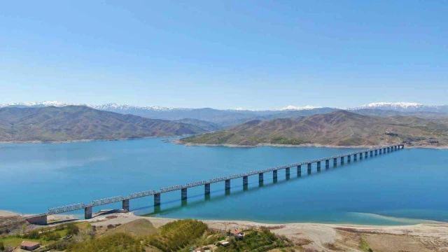 Türkiye’nin en uzun demir yolu köprüsü Elazığ’da