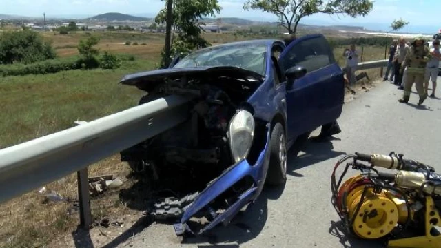 Tuzla’da otomobil bariyerlere saplandı