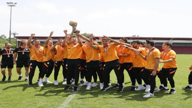 U19 Süper Lig şampiyonu Galatasaray kupasını aldı