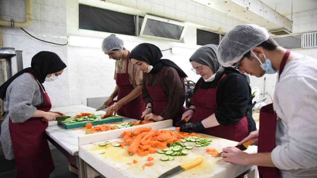 Ücretsiz kurslarla öğrencilere kişisel beceriler kazandırıyor