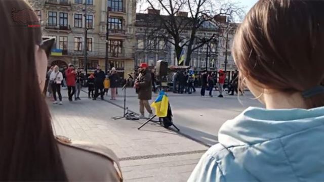 Ukrayna'da bir sokak sanatçısı düzenlediği açık hava konserinde "Bayraktar" şarkısını söyledi