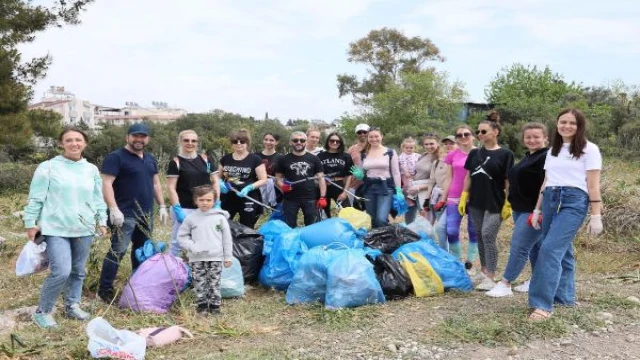 Ukraynalılar ve Ruslar Antalya’da birlikte çöp topladı, barış mesajı verdi