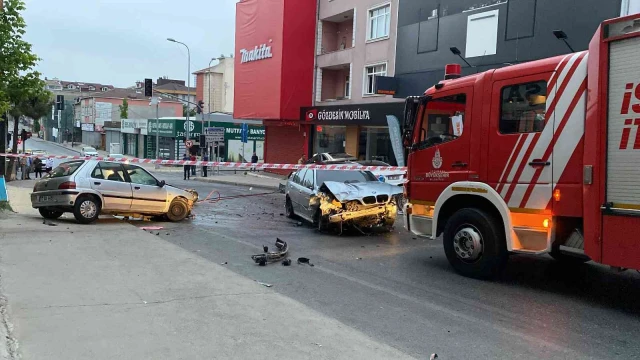 Ümraniye’de çarpışan iki otomobil park halindeki araçlara çarptı, ortalık savaş alanına döndü