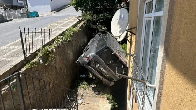 Ümraniye’de cip apartman boşluğuna düştü