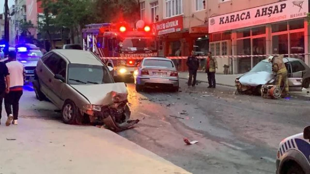 Ümraniye’de kazanın ardından park halindeki otomobiller yer değiştirdi: 2 yaralı