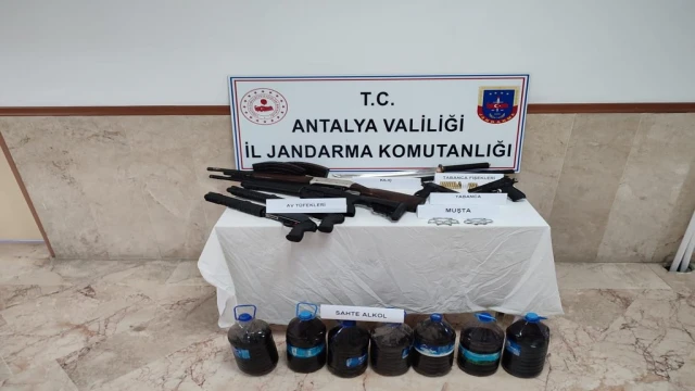 Umuma açık 5 işletmede ruhsatsız 2 tabanca, 5 tüfek 1 samuray kılıcı,2 muşta ele geçirildi