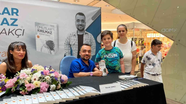 “Umutlar Kırılmaz”ın yazarı Sakçı sevenleriyle imza etkinliğinde bir araya geldi