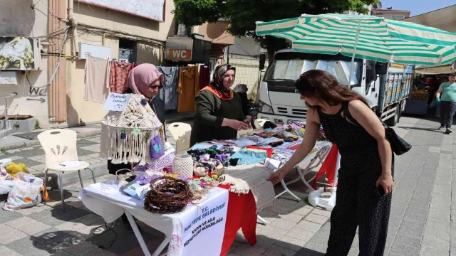 Üreten kadınlar emeklerini sergiliyor