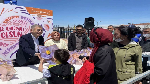 Üsküdar’da annelere binlerce Bodrum Papatyası hediye edildi