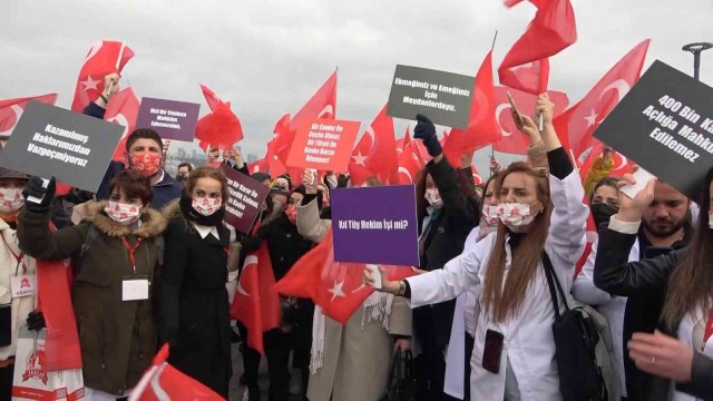 Üsküdar’da beyaz önlük giyen güzellik uzmanlarından epilasyon eylemi