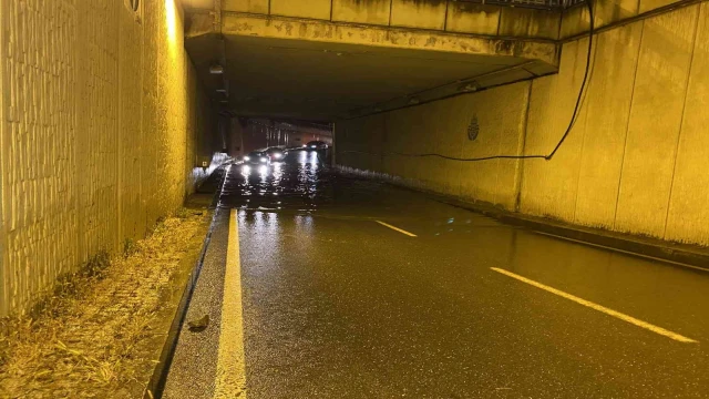 Üsküdar’da sağanak sonrası alt geçidi su bastı