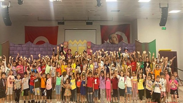 Uygur Çocuk Tiyatrosu Kınık’ta Sahne Aldı