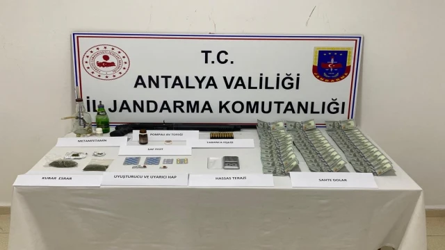 Uyuşturucu tacirinin evinde 42 adet sahte 100 Dolar bulundu