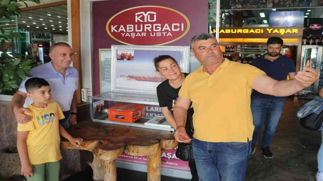 Uzaya gönderilen kebap ile fotoğraf çektirme kuyruğu