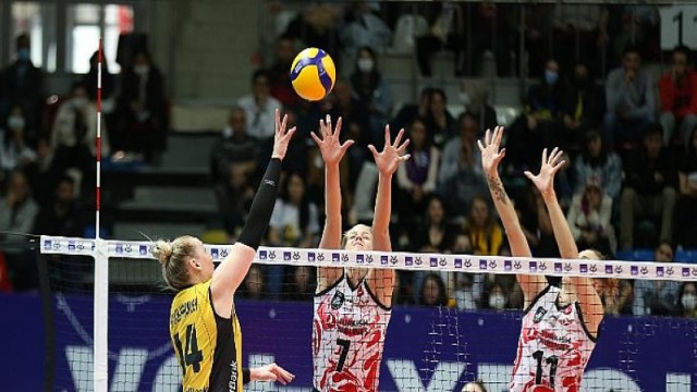 VakıfBank, AXA Sigorta Kupa Voley’de finalde!