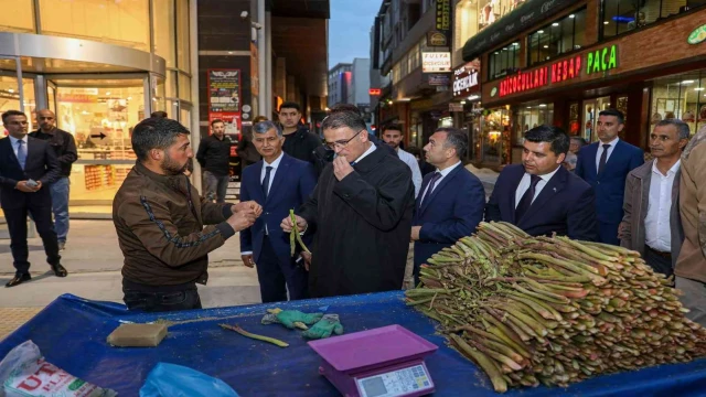 Vali Balcı esnafı ziyaret edip uçkunun tadına baktı