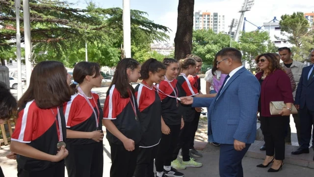 Vali Gürel, Türkiye şampiyonu kız futsal takımını ziyaret etti