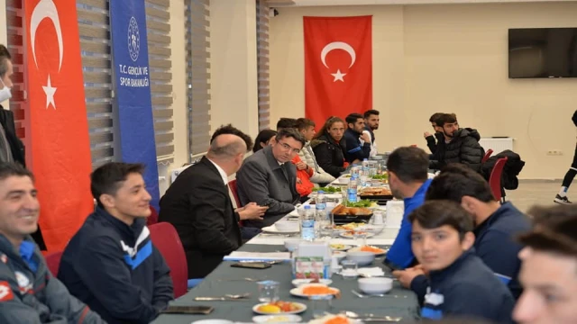 Vali Memiş, sporcularla iftar açtı