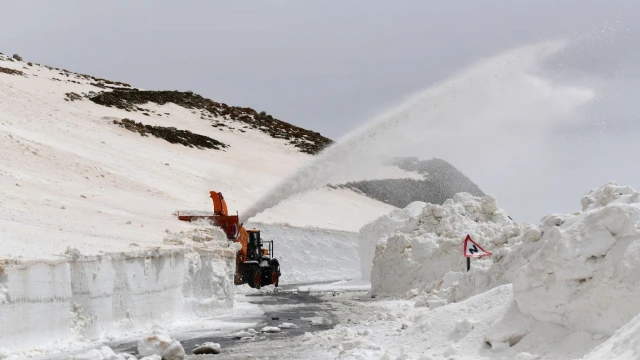 Van-Bahçesaray yolu ulaşıma açıldı