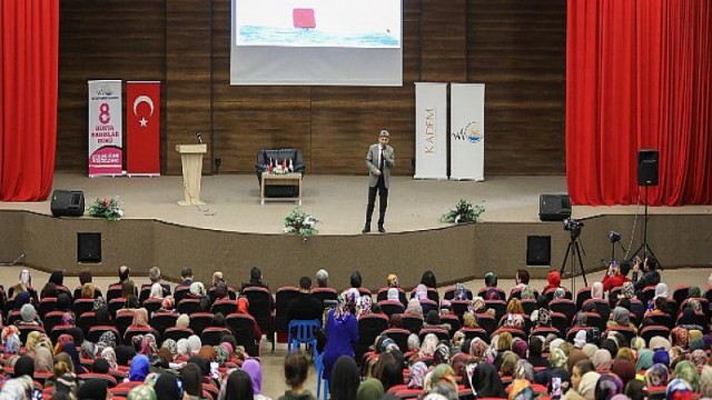 Van Büyükşehir Belediyesi 8 Mart Dünya Kadınlar Gününde ünlü yazar Canten Kaya ile söyleşi düzenledi.