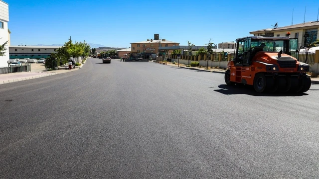 Van Büyükşehir Belediyesi Ethem Dede Caddesi’ni asfaltlıyor