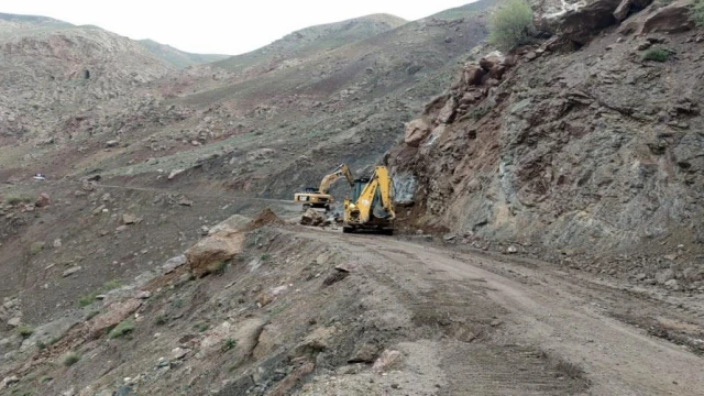 Van Büyükşehir Belediyesinden yol onarım çalışması