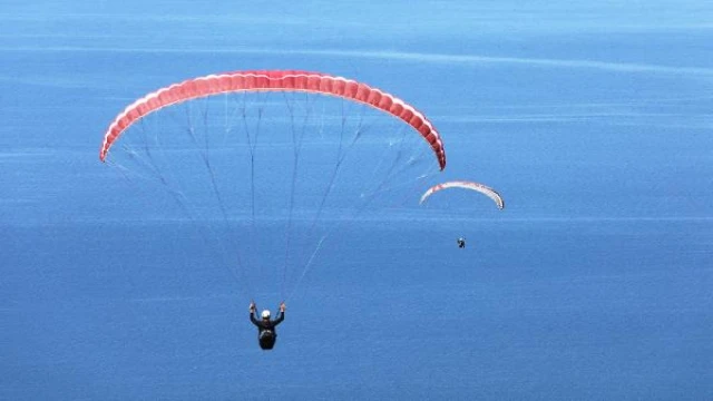 Van Gölü kıyılarında yamaç paraşütü heyecanı 