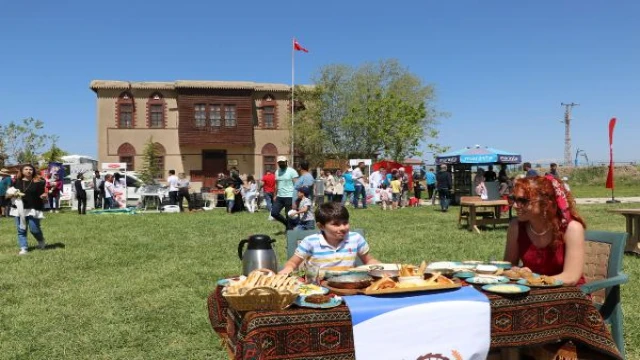 Van’da tarihi kalede ’Dünya Kahvaltı Günü’ etkinliği