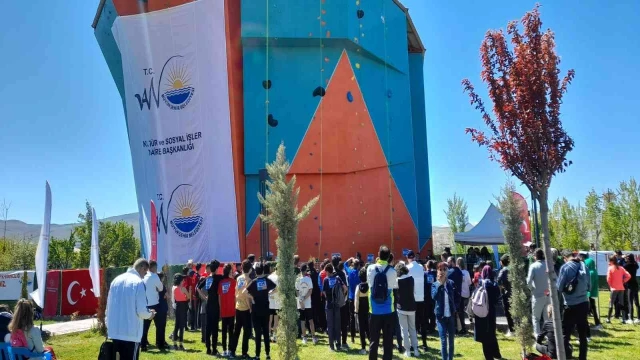 Van’da tırmanış şampiyonası renkli görüntülerle başladı