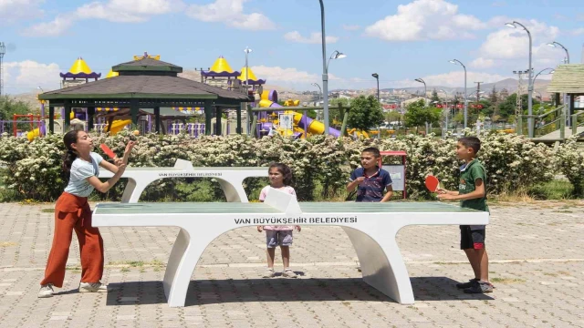 Van’daki parklara masa tenisi ve satranç masaları kurdu