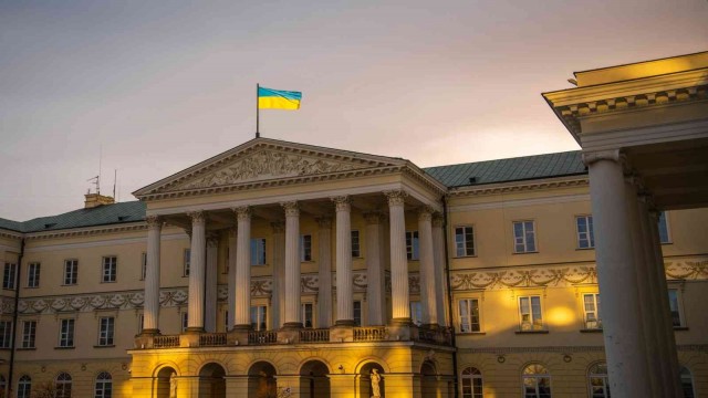 Varşova’da devlet binalarına Ukrayna bayrağının renkleri yansıtıldı