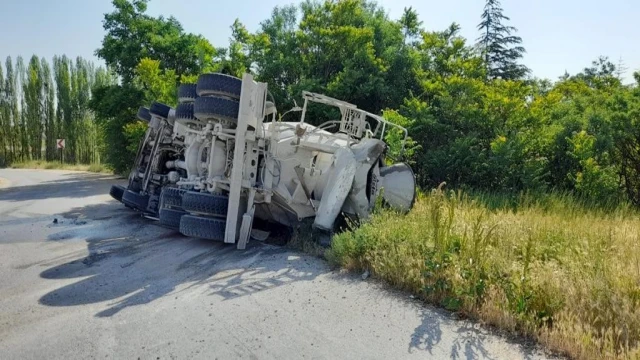 Virajı alamayan beton mikseri devrildi