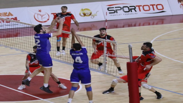 Voleybol 2. Lig Erkekler Yarı Final maçları Sivas’ta başladı