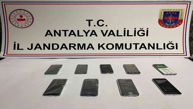 Yabancı uyruklu şüphelinin ikametinde 100 bin TL değerinde kaçak telefon bulundu