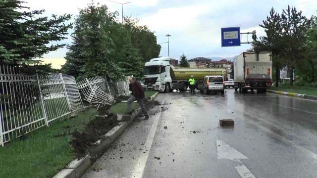 Yağış sonrası kayganlaşan yolda direksiyon hakimiyetini kaybeden kamyon refüje çıktı