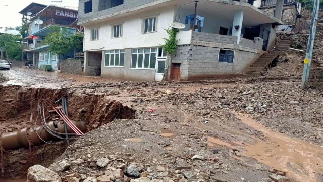 Yahyalı’da sağanak sele ve heyelana neden oldu