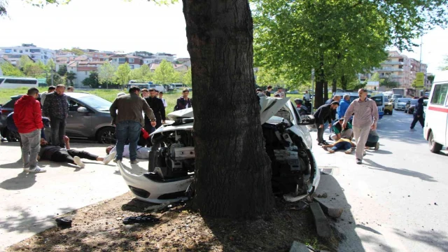 Yalova’da kontrolden çıkan otomobil ağaca çarptı: 3 yaralı