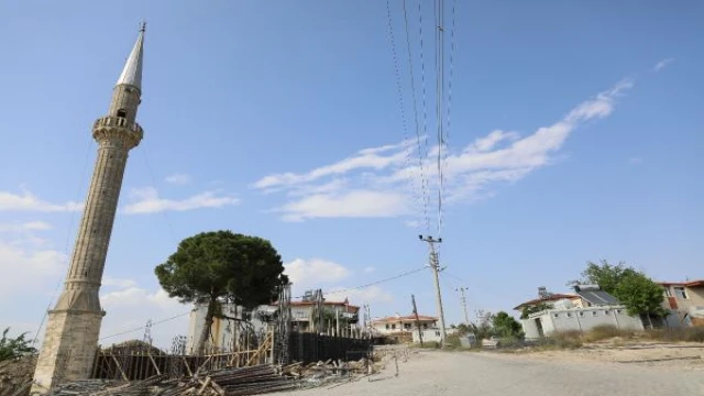 Yangında harap olan tarihi cami yeniden inşa ediliyor