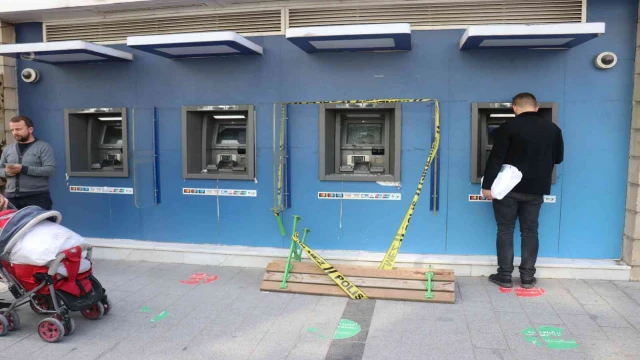 Yanında taşıdığı bankla ATM’yi parçaladı