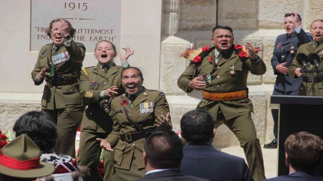 Yeni Zelanda askerleri atalarını ’haka’ dansıyla andı